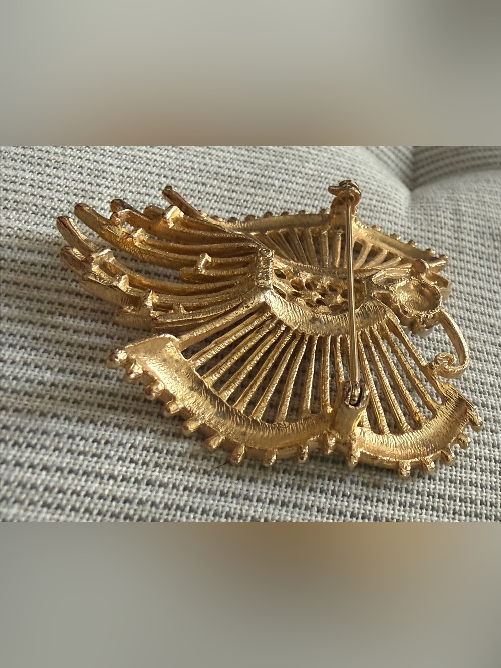 Lisner Butterfly Faux Pearl Cluster & Gold-tone Vintage Brooch - Picture 6 of 11